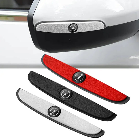 Capas protetoras coloridas para retrovisor de carro nas cores vermelho, preto e branco.
