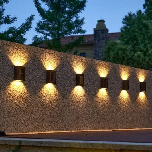 Arandelas de parede externas com iluminação LED bidirecional em muro de pedra.