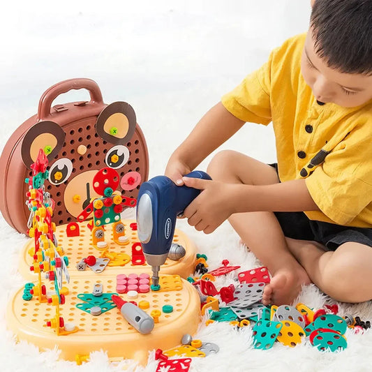 Criança brincando com kit de brinquedo de montar com furadeira e peças coloridas.