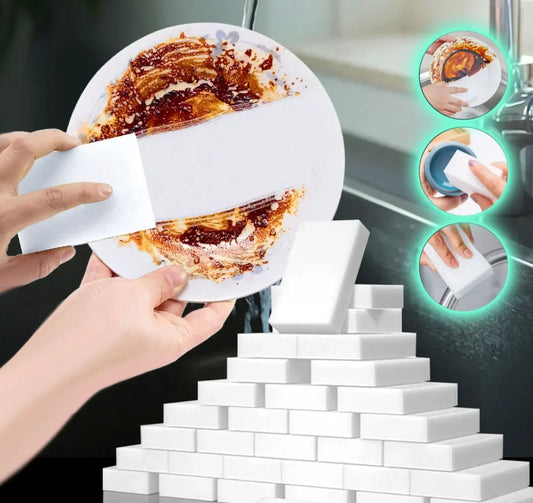 Esponja mágica branca removendo sujeira de prato e superfícies da cozinha.