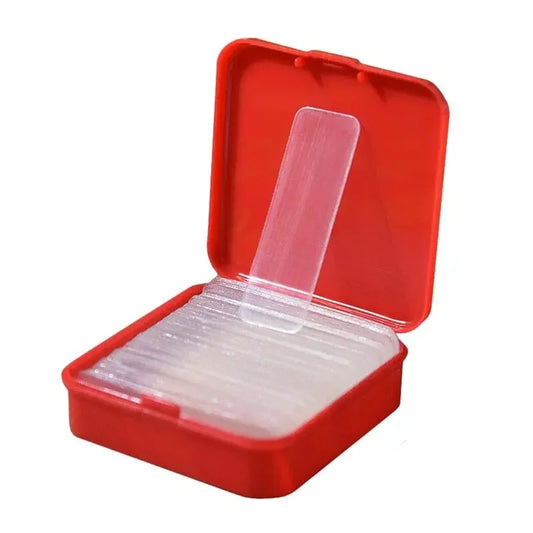 Kit de lâminas de teste de glicose transparentes em estojo plástico vermelho aberto.