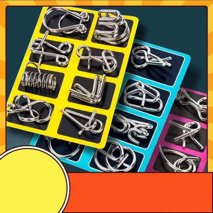 Pessoa concentrada resolvendo um quebra-cabeça de metal do Kit Enigma