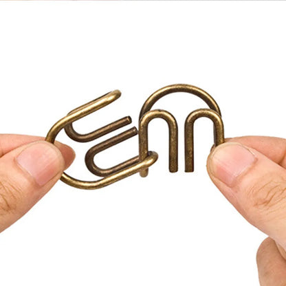 Duas pessoas colaborando para resolver um desafio do Kit Enigma