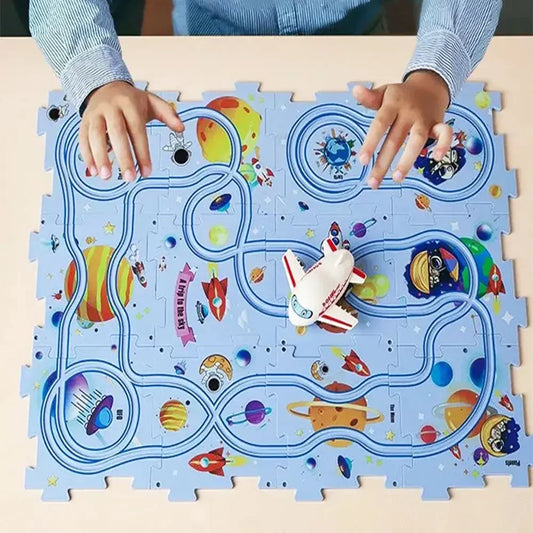 Criança brincando com tapete de atividades espacial em quebra-cabeça com avião de brinquedo.